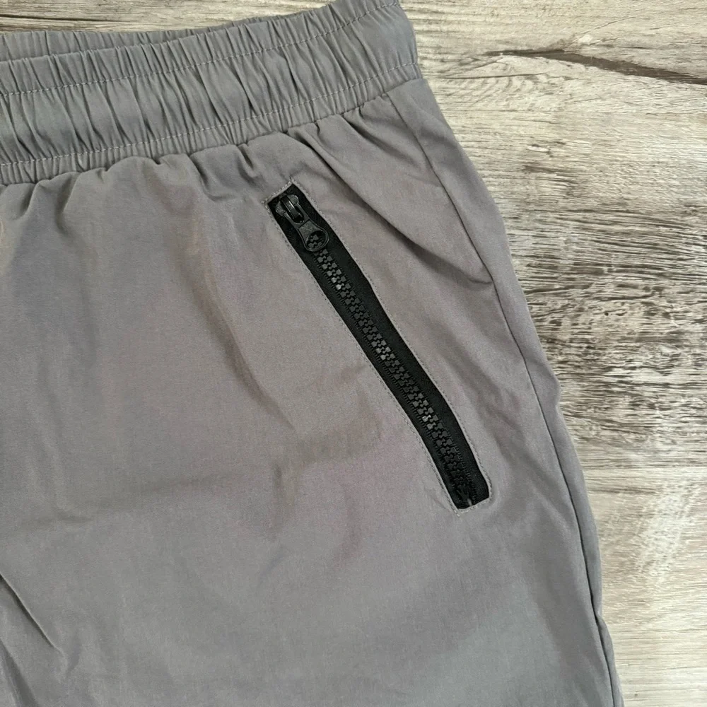 SOLD Gray essential mens short shorts lined
Adjustable waist - Picture 3 of 7